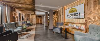 Hotellounge im Empfangsbereich Mondi Hotel Tscherms