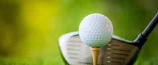 Golfen Golfball mit Golfschläger