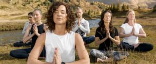 Yoga auf Bergwiese mit Alpenpanorama