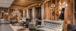 Hotel Lobby mit grauen Sesseln und Holzwand