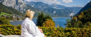 Frau auf Liege blickt auf den Grundlsee