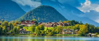 Blick vom Grundlsee aus auf das MONDI Resort