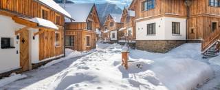 Chalets in Winterlandschaft mit Sonnenstrahlen 