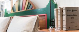 Nachttisch mit Brille und alten Büchern