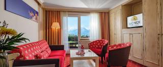 Rote Möbel Appartement Axams