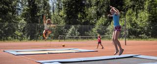 Kinder hüpfen auf Trampolins