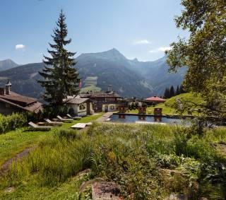 Garten mit Pool des Hotels mit Bergen im Hintergrund