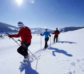 Gruppe beim Schneeschuhwandern Oberstaufen
